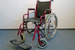Rollstühle und Gehhilfen